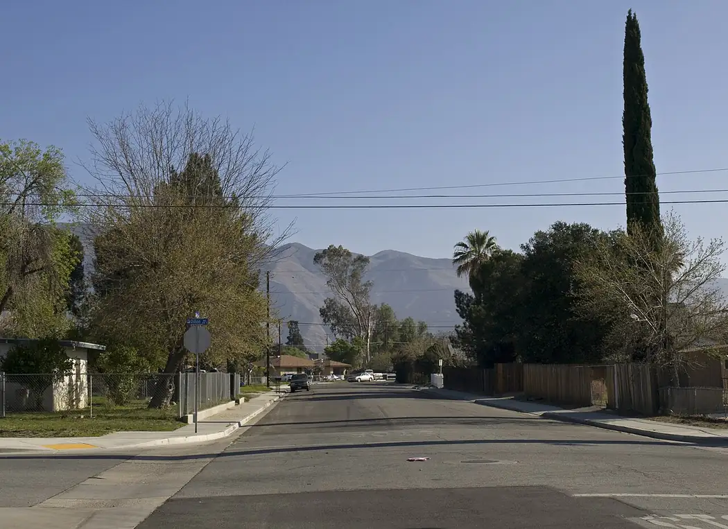 A residential street in San Jacinto, California, looking toward the San Jacinto Mountains